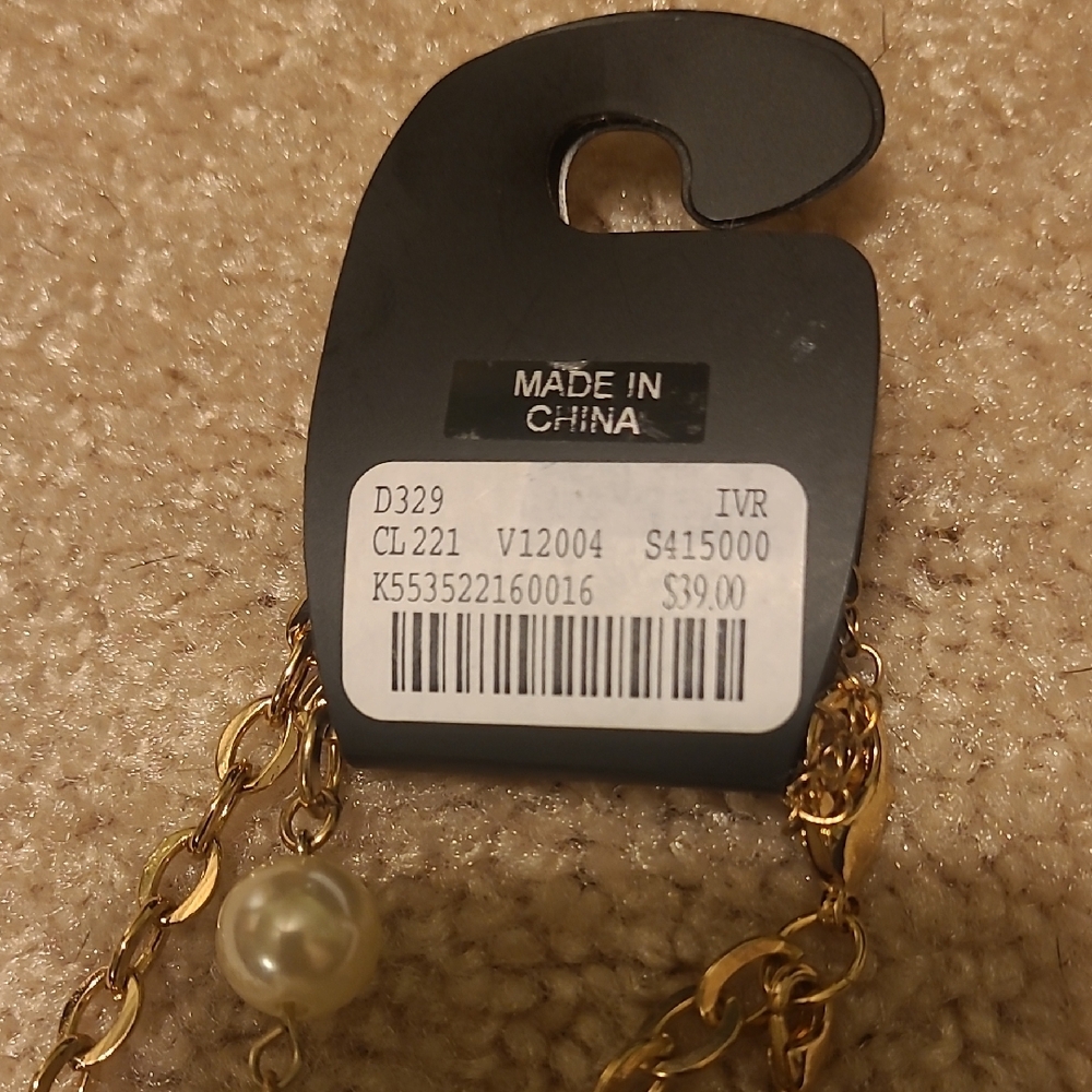 Catherines Gold and Pearl Necklace - Picture 3 of 5